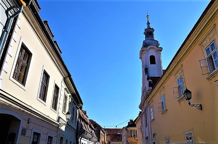 Downtown Apartments Deluxe Győr Exteriör bild