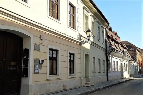 Downtown Apartments Deluxe Győr Exteriör bild
